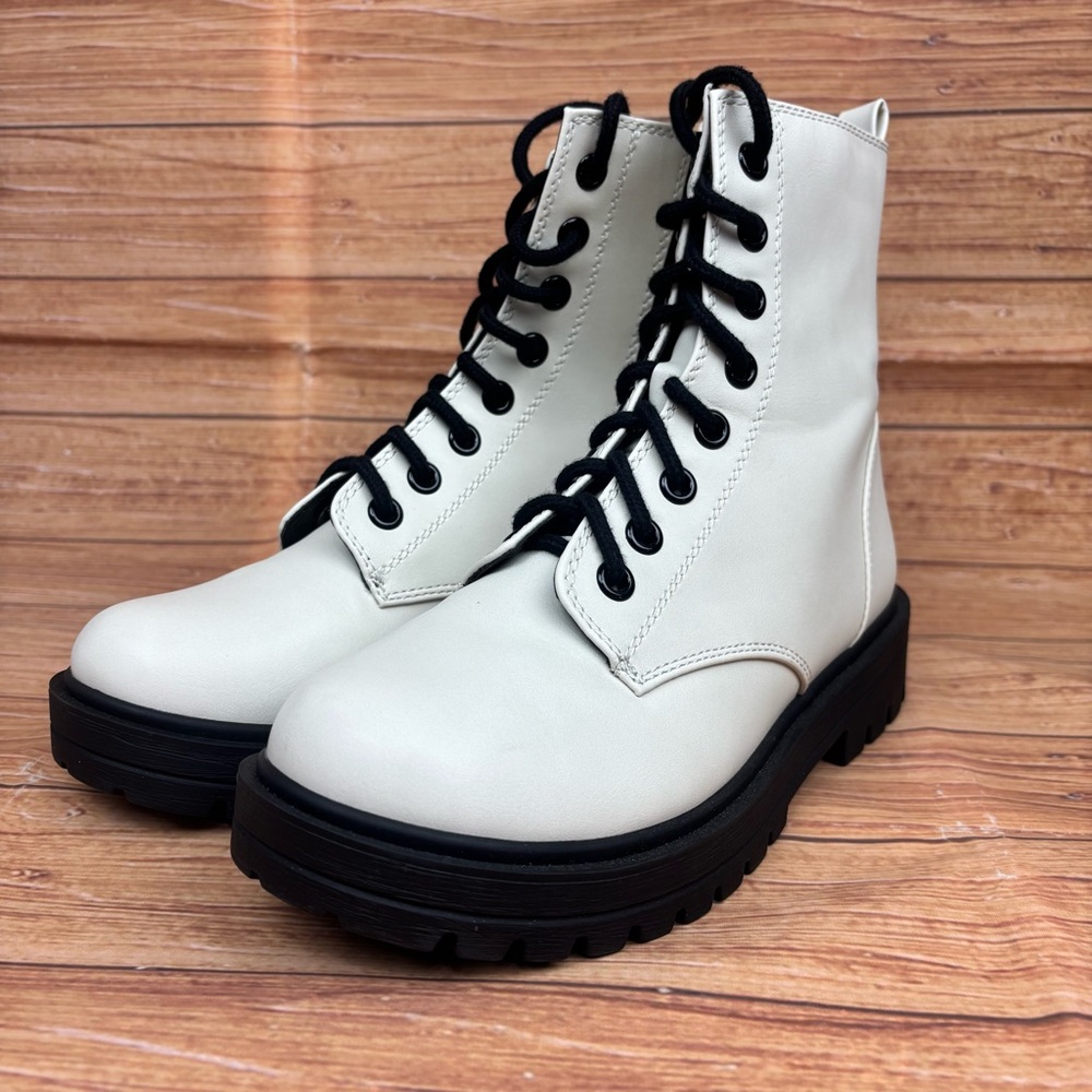 Soda Firm Women Lace Up Combat Boots with Side Zipper. White. Sz 10.